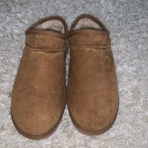 Size 10 Ugg classic slippers. Wore but in  perfect condition. Asking $80